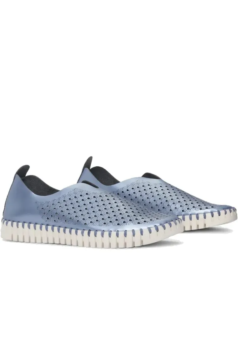 Tulip Flat By Ilse Jacobsen In Metallic Blue