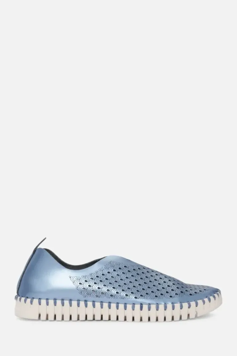 Tulip Flat By Ilse Jacobsen In Metallic Blue