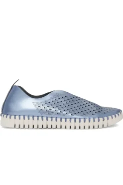 Tulip Flat By Ilse Jacobsen In Metallic Blue