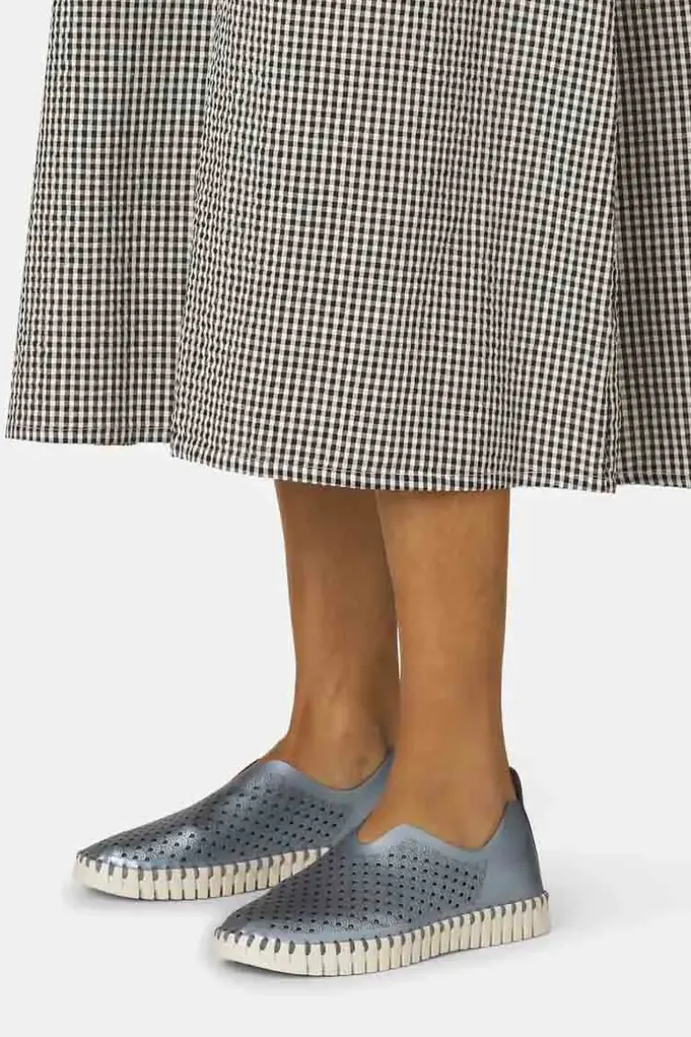 Tulip Flat By Ilse Jacobsen In Metallic Blue