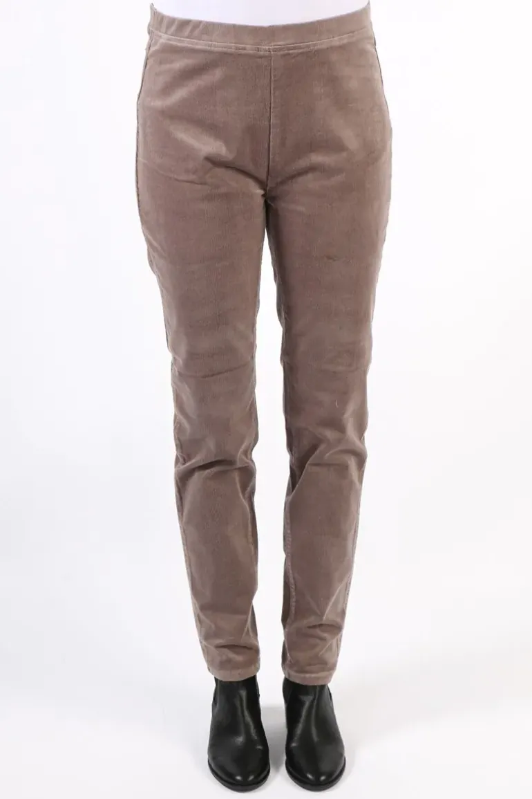 Vassalli Skinny Leg Pinwale Cord Pull On Pant In Taupe