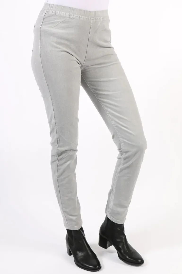 Vassalli Skinny Leg Pinwale Cord Pull On Pant In Cloud