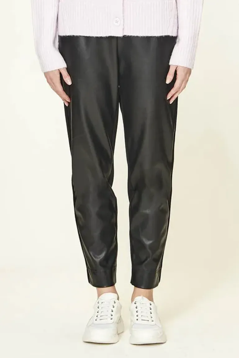 Verge Converse Jogger In Black