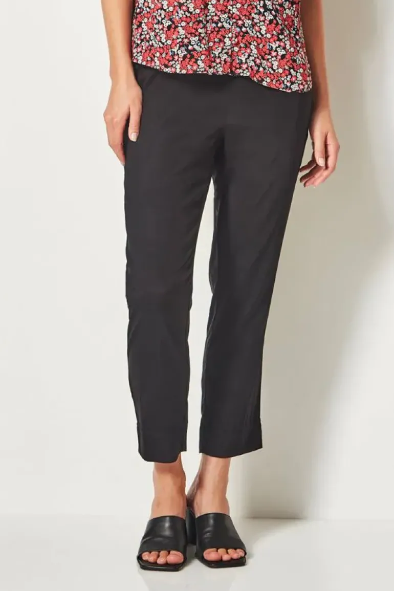 Verge Saga 7/8th Pant In Black